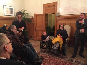 Des membres d'Ex aequo discutent avec Rosannie Filato et Jean-François Parenteau dans le salon Maisonneuve de l'hôtel de Ville